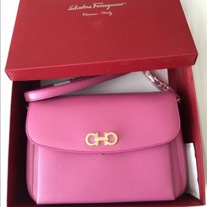 💥Salvatore Ferragamo Sandrine bag, medium!! 💥